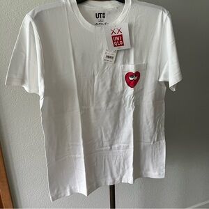NEW KAWS x UNIQLO 2016 sz L Red Heart Pocket Tee White Short Sleeve Tshirt
